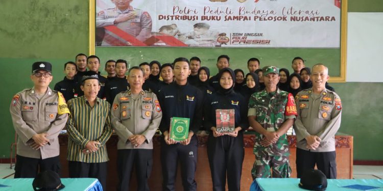 Tatap Muka Bersama Pelajar Kelurahan Ngantru, Polres Trenggalek Serahkan Ratusan Buku Bacaan*