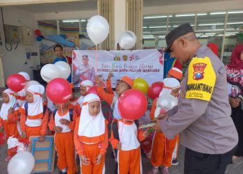 Peduli Literasi, Polres Ngawi Bagikan Buku Bacaan