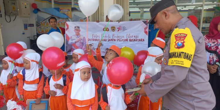 Peduli Literasi, Polres Ngawi Bagikan Buku Bacaan