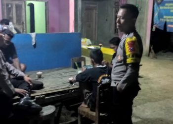 Polisi Ngawi Dengarkan Curhatan Warga Karanganyar di Pos Kamling