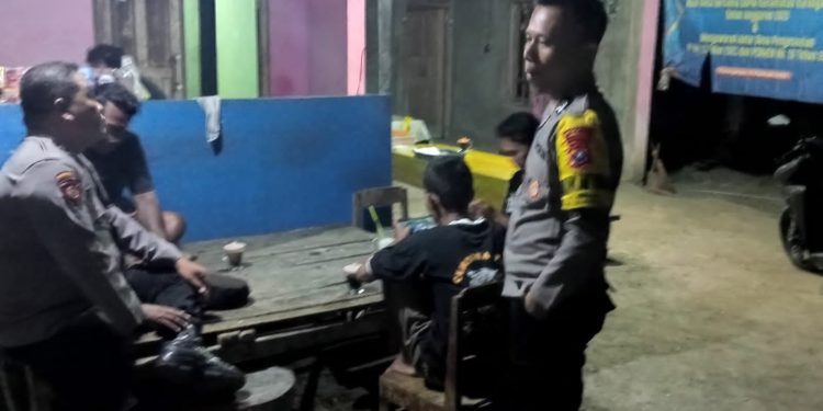 Polisi Ngawi Dengarkan Curhatan Warga Karanganyar di Pos Kamling