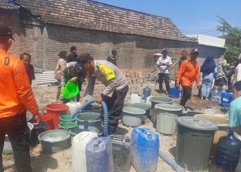 Polisi Ngawi Distribusikan Air Bersih di Desa Desa Papungan