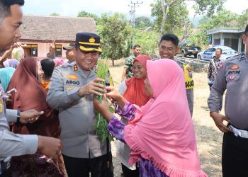 Emak-emak Jogorogo Kelilingi Kapolres Ngawi, Ada Apa?