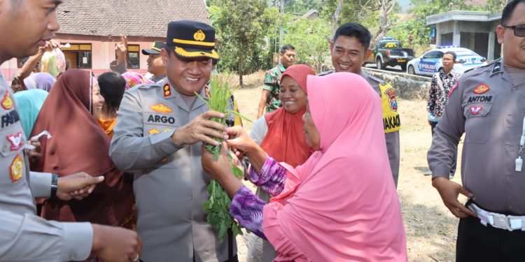 Emak-emak Jogorogo Kelilingi Kapolres Ngawi, Ada Apa?