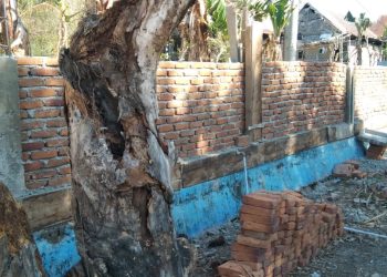 DIDUGA PAKAI PASIR CAMPURAN TANAH, PENGERJAAN PEMBANGUNAN PAGAR UPT SMPN 2 BONTORAMBA JENEPONTO DISOROT