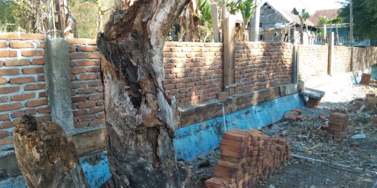 DIDUGA PAKAI PASIR CAMPURAN TANAH, PENGERJAAN PEMBANGUNAN PAGAR UPT SMPN 2 BONTORAMBA JENEPONTO DISOROT