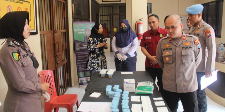 Sidak Mendadak, Puluhan Tahanan Polres Kediri Kota Jalani Tes Urine
