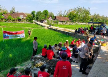 Polsek Pitu SEME’AN Bareng Petani di Area Persawahan