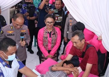 Baktikes Bhayangkari Peduli “Tour Of Kemala” di Banyuwangi, Biddokkes Polda Jatim Layani 1000 Pasien Gratis