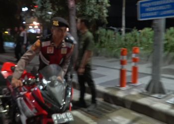 Personel Gabungan Polrestabes Surabaya Tertibkan Bali Amankan 110 Motor