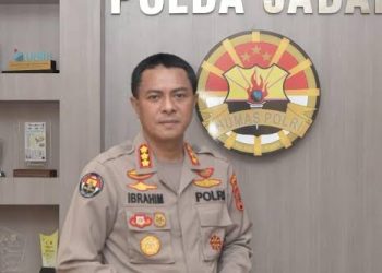 KEPOLISIAN NEGARA REPUBLIK INDONESIA DAERAH JAWA BARAT BIDANG HUBUNGAN MASYARAKAT  SIARAN PERS TENTANG  *POLDA JABAR HIMBAU MASYARAKAT TIDAK BUKA LAHAN DENGAN CARA DIBAKAR SAAT MUSIM KEMARAU*  Polda Jabar mengimbau masyarakat agar tidak membuka lahan dengan cara dibakar saat musim kemarau.  Untuk mengantisipasi agar tidak terjadinya pembukaan lahan dengan cara dibakar di musim kemarau saat ini, aparat penegak hukum gencar melakukan patroli di beberapa titik rawan.  Kabid Humas Polda Jabar Kombes Pol. Ibrahim Tompo S.I.K., M.Si  mengatakan, personel sudah ditugaskan untuk berkoordinasi dengan stake holder terkait, agar secara bersama-sama bergerak mencegah dan mewaspadai hal-hal yang berpotensi pada kebakaran lahan.  “Kondisi lahan gambut di Jawa Barat memang menjadi pusat perhatian kala musim kemarau terjadi, sebab itu deteksi dini perlu dilakukan guna mencegah terjadinya peristiwa kebakaran lahan.” katanya.  “Dengan berbagai sosialisasi dan peringatan dalam bentuk imbauan, masyarakat bisa sadar akan bahaya dampak dari kebakaran lahan.” tutur Kabid Humas Polda Jabar.  “Sebab itu, para pemilik lahan diingatkan jangan sampai membuka  lahan dengan cara membakar. Mari bersama-sama melakukan pencegahan dan pemadaman apabila ditemukan.” tutup Ibrahim Tompo.  Bandung 19 September 2023  Dikeluarkan oleh Bid Humas Polda Jabar