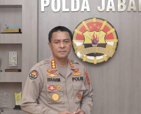 KEPOLISIAN NEGARA REPUBLIK INDONESIA DAERAH JAWA BARAT BIDANG HUBUNGAN MASYARAKAT SIARAN PERS TENTANG *POLDA JABAR HIMBAU MASYARAKAT TIDAK BUKA LAHAN DENGAN CARA DIBAKAR SAAT MUSIM KEMARAU* Polda Jabar mengimbau masyarakat agar tidak membuka lahan dengan cara dibakar saat musim kemarau. Untuk mengantisipasi agar tidak terjadinya pembukaan lahan dengan cara dibakar di musim kemarau saat ini, aparat penegak hukum gencar melakukan patroli di beberapa titik rawan. Kabid Humas Polda Jabar Kombes Pol. Ibrahim Tompo S.I.K., M.Si mengatakan, personel sudah ditugaskan untuk berkoordinasi dengan stake holder terkait, agar secara bersama-sama bergerak mencegah dan mewaspadai hal-hal yang berpotensi pada kebakaran lahan. “Kondisi lahan gambut di Jawa Barat memang menjadi pusat perhatian kala musim kemarau terjadi, sebab itu deteksi dini perlu dilakukan guna mencegah terjadinya peristiwa kebakaran lahan.” katanya. “Dengan berbagai sosialisasi dan peringatan dalam bentuk imbauan, masyarakat bisa sadar akan bahaya dampak dari kebakaran lahan.” tutur Kabid Humas Polda Jabar. “Sebab itu, para pemilik lahan diingatkan jangan sampai membuka lahan dengan cara membakar. Mari bersama-sama melakukan pencegahan dan pemadaman apabila ditemukan.” tutup Ibrahim Tompo. Bandung 19 September 2023 Dikeluarkan oleh Bid Humas Polda Jabar