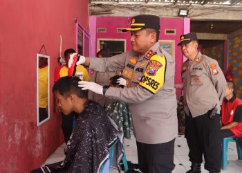 Peduli ODGJ, Kapolres Ngawi Bantu Cukur dan Potong Kuku