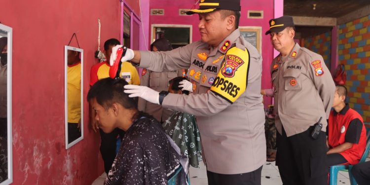 Peduli ODGJ, Kapolres Ngawi Bantu Cukur dan Potong Kuku