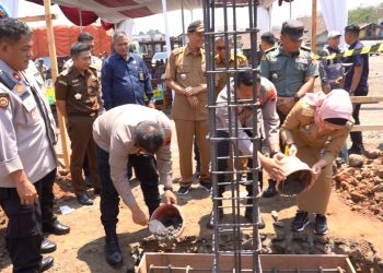 Pj. Bupati dan Kapolres Batang Lakukan Peletakan Batu Pertama Pembangunan Mapolsek Banyuputih