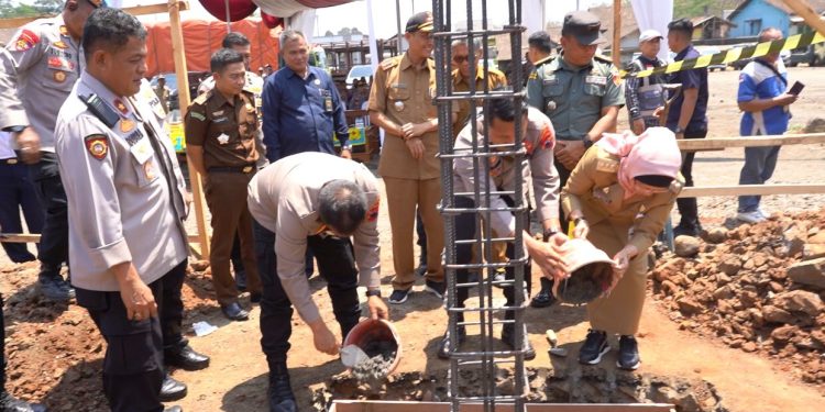 Pj. Bupati dan Kapolres Batang Lakukan Peletakan Batu Pertama Pembangunan Mapolsek Banyuputih