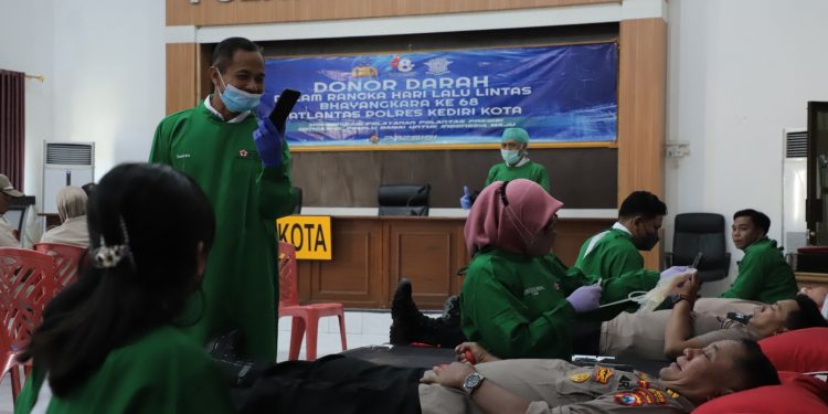 Jelang Hari Lalu Lintas Bhayangkara ke-68, Polres Kediri Kota Gelar Donor Darah