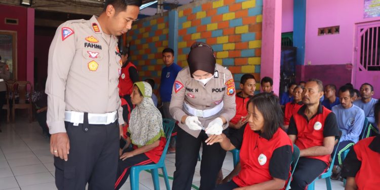 Sambut HUT ke-68, Satlantas Polres Ngawi Lakukan Bakti Sosial di Panti ODGJ Ngrambe