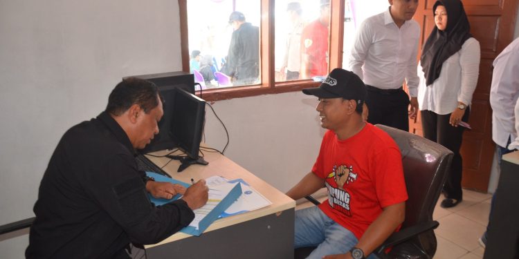 *DIT RESNARKOBA POLDA JABAR BERIKAN PENILAIAN PADA PERLOMBAAN KAMPUNG BEBAS NARKOBA DI WILAYAH KARAWANG DAN SUBANG*