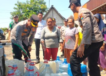 Sinergitas Polres Ngawi bersama TNI Salurkan Air Bersih untuk 700 Warga Cantel Pitu