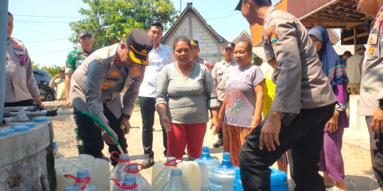 Sinergitas Polres Ngawi bersama TNI Salurkan Air Bersih untuk 700 Warga Cantel Pitu