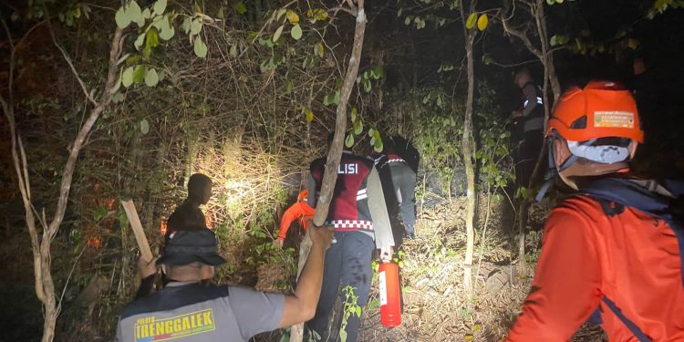 *Gerak Cepat Polisi Trenggalek Bersama Stakeholder Padamkan Kebakaran Lahan di Karangsuko*