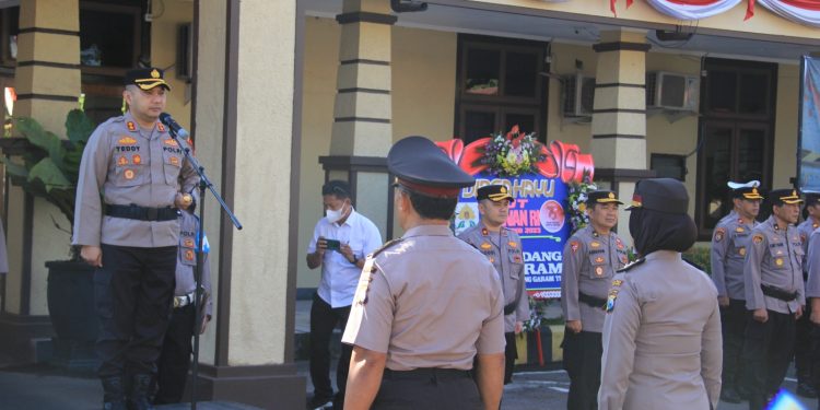 Kapolres Kediri Kota Pimpin Upacara Kenaikan Pangkat Pengabdian
