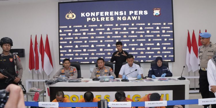 Kapolres Ngawi Pimpin Konferensi Pers Ungkap Kasus Judi Online, Pengeroyokan dan Pencurian