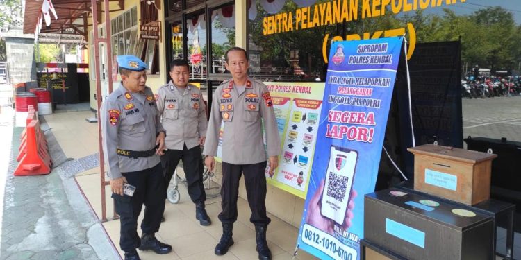 Wakapolres Kendal Cek Pelayanan Publik Polres Kendal, Pastikan Beri Pelayanan Terbaik kepada Masyarakat