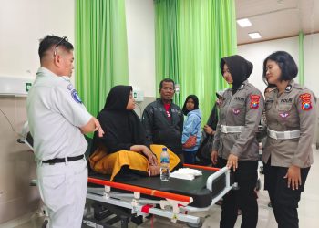 Polwan Polres Ngawi lakukan Trauma Healing untuk Korban Laka Bus