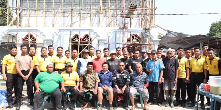 Polres Blitar Kota Kerja Bakti Bangun Masjid Bersama Warga Lingkungan Yosenan Tanjungsari