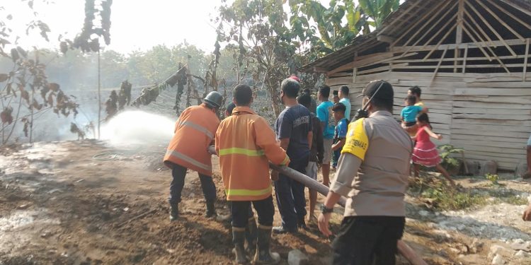 Polsubsektor Kasreman Ngawi Berhasil Padamkan Kebakaran