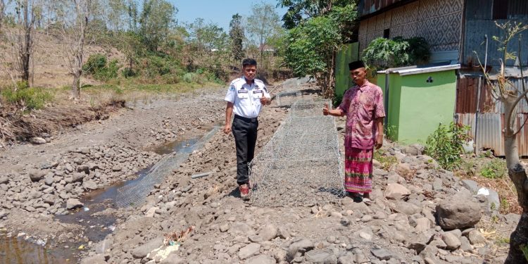Pemasangan Tanggul Bronjong penahan Banjir Jembatan Beroangin Dan Pinggir Sungai Beroangin Dikerjakan Swadaya Masyarakat
