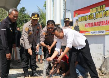 Kemarau Panjang, Polres Blitar Berikan Bantuan Sumur Bor dan Pompa Air Untuk Masyarakat Kab. Blitar