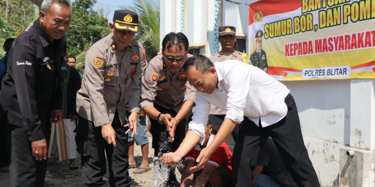 Kemarau Panjang, Polres Blitar Berikan Bantuan Sumur Bor dan Pompa Air Untuk Masyarakat Kab. Blitar