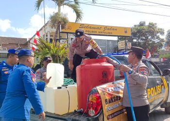 Medan Berat Tak Surutkan Langkah Polsek Watulimo Dropping Air Bersih Kepada Warga Ngembel