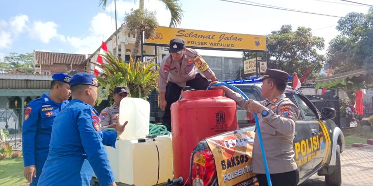 Medan Berat Tak Surutkan Langkah Polsek Watulimo Dropping Air Bersih Kepada Warga Ngembel