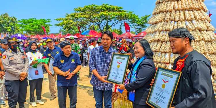 Puluhan Ribu Kue Manco Madiun Pecahkan Rekor Muri Pertama Kali