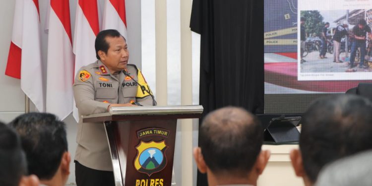 Kunjungi polres Trenggalek, Kapolda Jatim Tekankan Lakukan Sosialisasi dan Edukasi kepada masyarakat tidak melakukan pembakaran lahan