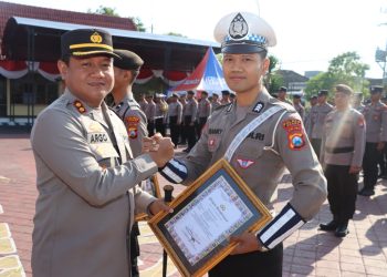 Kapolres Ngawi Beri Penghargaan Anggota Berprestasi