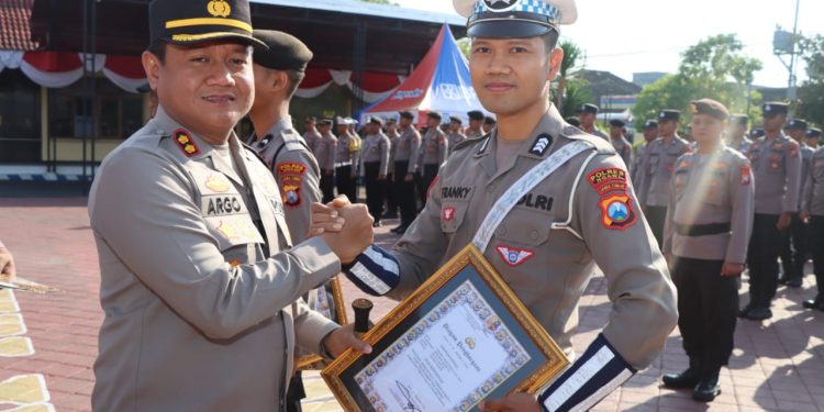 Kapolres Ngawi Beri Penghargaan Anggota Berprestasi