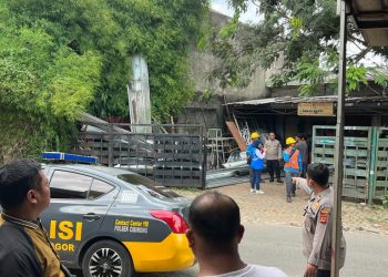 .*Kabid Humas Polda Jabar : Pihak Kepolisian Evakuasi Seorang Pria Yang Tersengat Listrik  Saat Memanjat Pohon*