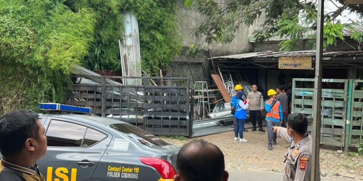 .*Kabid Humas Polda Jabar : Pihak Kepolisian Evakuasi Seorang Pria Yang Tersengat Listrik  Saat Memanjat Pohon*