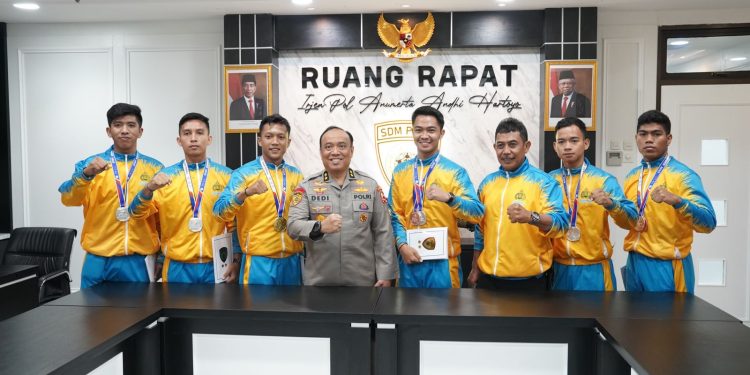 As SDM Hadiahi Anggota Atlet Karate Pembinaan Karier