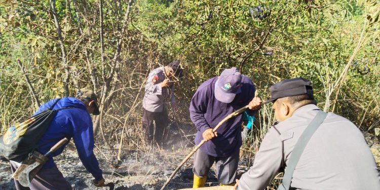 Upaya Polsek Jogorogo Padamkan Api di Lereng Gunung Lawu Ngawi