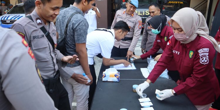 Cegah Penyalahgunaan Narkoba, Polres Kediri Kota Adakan Tes Urine Bagi Anggota