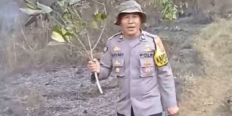 Gercep, Polisi Bersama TNI dan Relawan Padamkan Kebakaran Lahan di Karangsuko Trenggalek