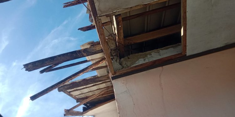 KANTOR PERPUSTAKAAN SDN 04 BEROANGIN BANGKALA BARAT RUSAK PARAH DITERJANG ANGIN KENCANG