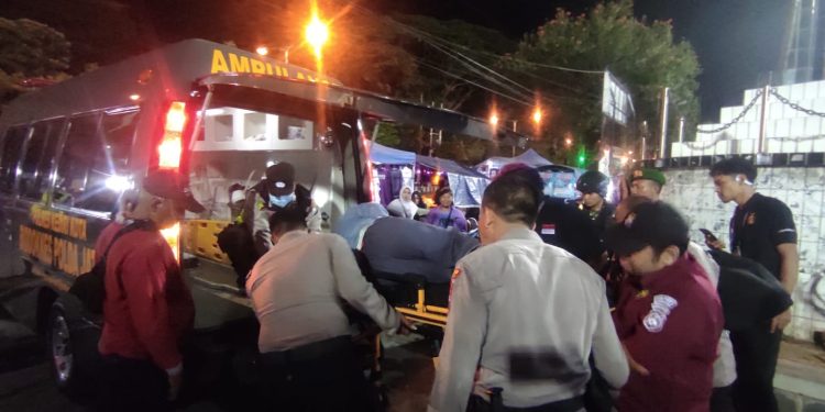 Gercep Polres Kediri Kota Bantu Suporter Yang Sakit di Stadion Brawij