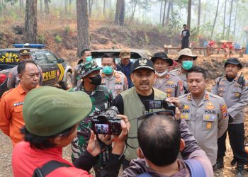 Kapolres Bersama Forkopimda Ngawi Turut Padamkan Kebakaran di Lereng Gunung Lawu